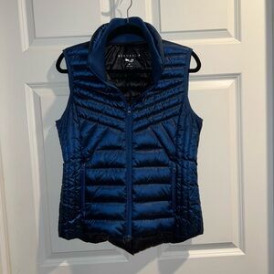 Bernardo Women's Peacock Blue Puffer Vest M excellent condition.